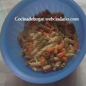 ensalada arcoíris de pasra rotini
