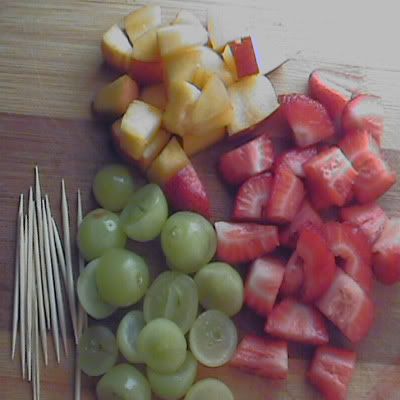 como hacer brochetas de frutas