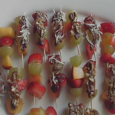 mini brochetas de fruta con chocolate