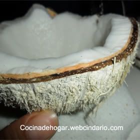 cómo partír un coco