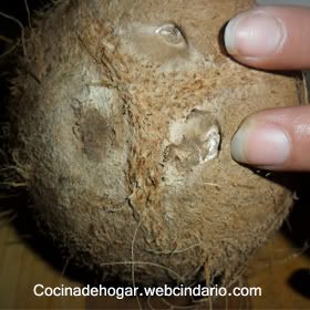 cómo partír un coco