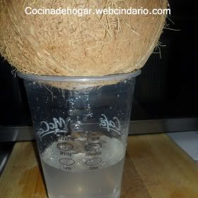 cómo sacar la leche de un coco