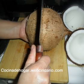 cómo partír un coco
