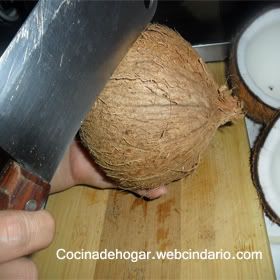 cómo partír un coco