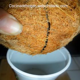 cómo partír un coco