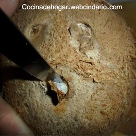 cómo partír y sacar el agua de un coco