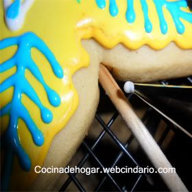 cómo colocar el palito a las galletas decoradas