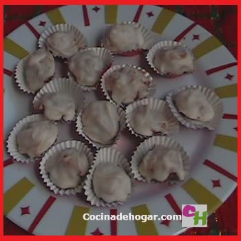 chocolates rellenos de crema de cacahuate-maní